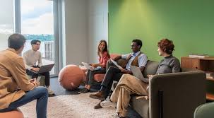 eine Gruppe Menschen im beruflichen Gespräch auf Couch und Sesseln