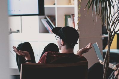 Ein junger Mann sitzt entspannt auf einem Stuhl in einer Therapiesitzung.